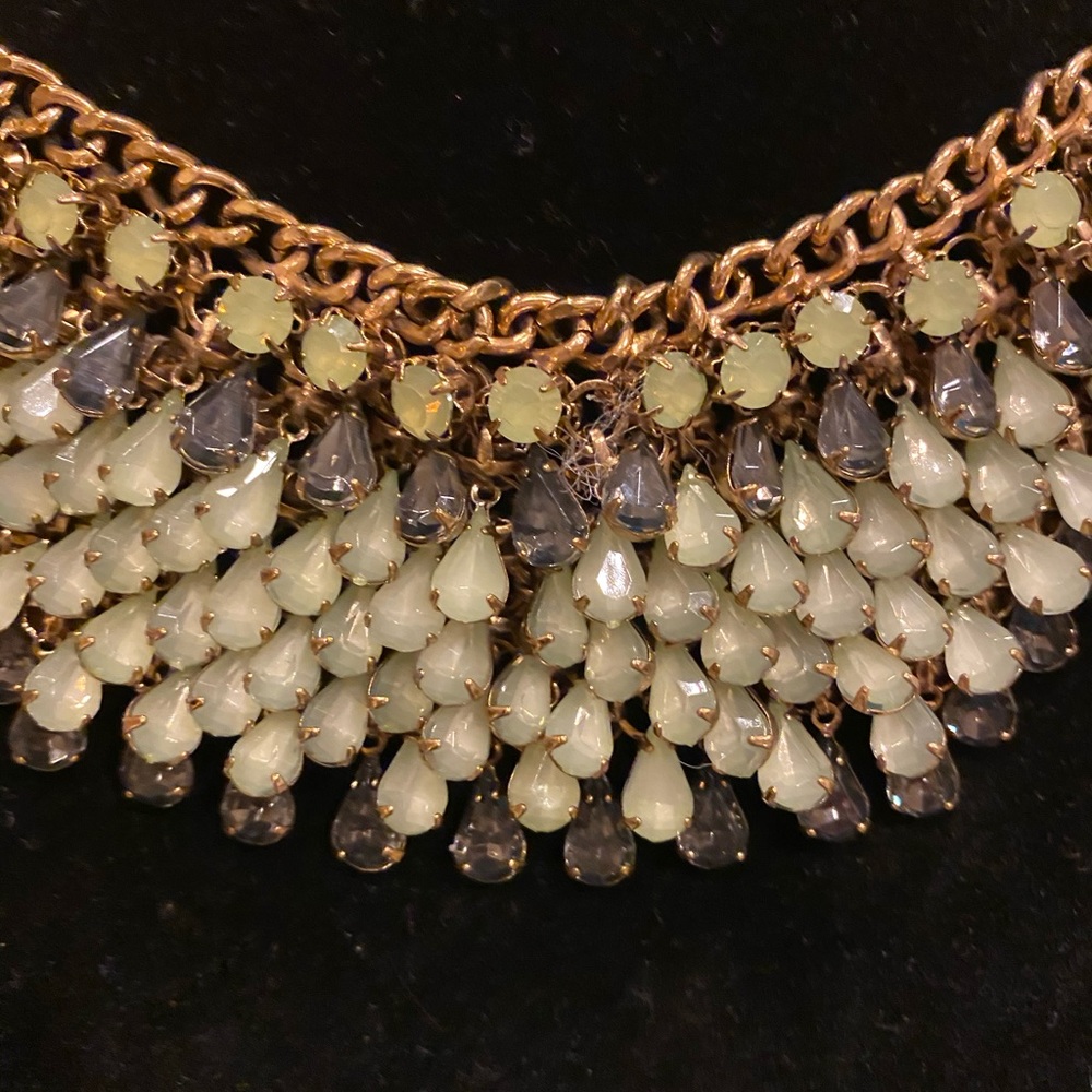 NWT Statement bib necklace w/ jade colored beads💥